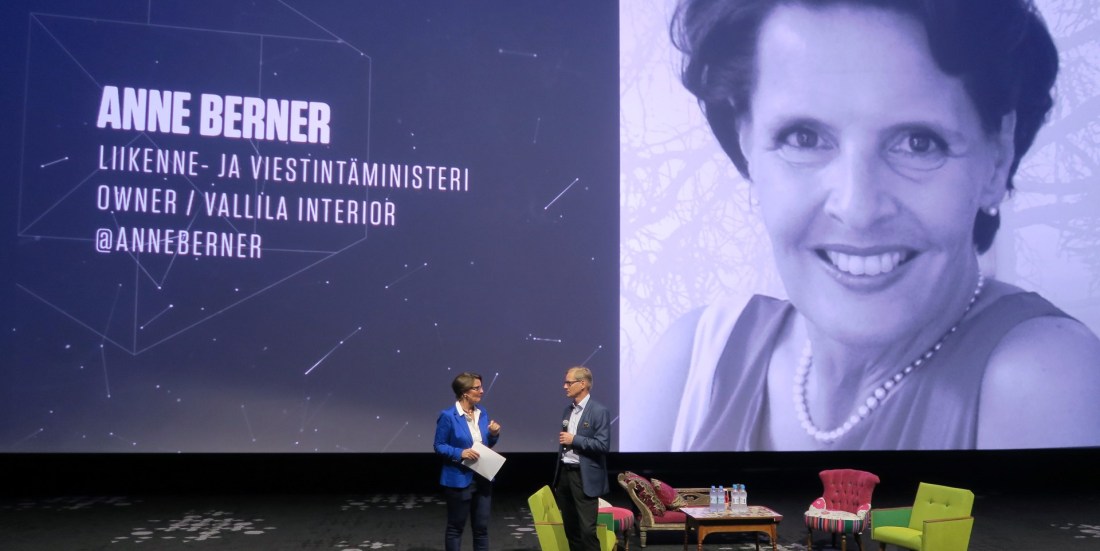 IBM:n Haukkovaara jututtaa ministeri Berneriä.